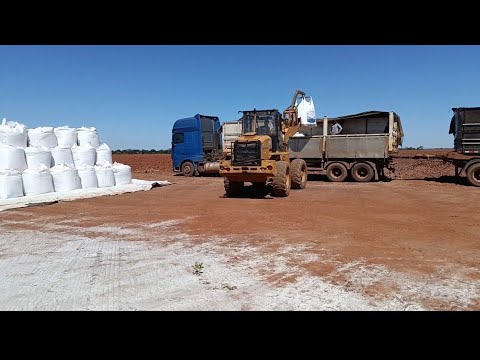 Descarregando fertilizantes na região de Alto Parnaíba Maranhão Brasil!
