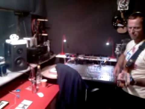 Out Of Sorts - studio průřez