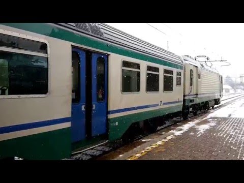 ARRIVO E PARTENZA DEL REGIONALE CON NEVE A ROBILANTE. (CN) 27 - 2 - 2016.