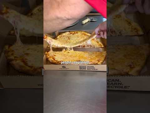 Der Pizzabote nahm ein Stück von der Bestellung des Kunden