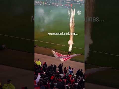 "LA HINCHADA DE RIVER ÚNICA E IRREPETIBLE. YA NO ALCANZAN LAS TRIBUNAS!" Barra: Los Borrachos del Tablón &bull; Club: River Plate