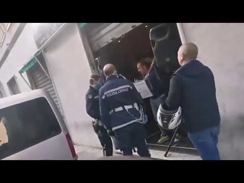 Polizia chiede di abbassare la musica! Tutto il quartiere si rivolta così!