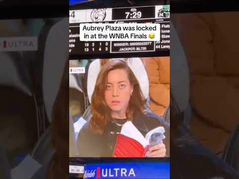 Aubrey Plaza courtside reading a book 😭 (via MylesElrich/X)