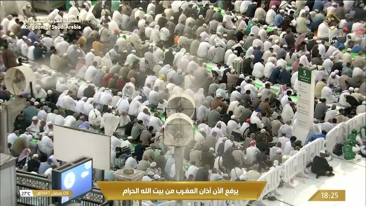 في مشهدٍ يلين لهُ القلب؛ يجتمع ضيوف الرحمن لتناول الإفطار في أجواءٍ روحانية ?