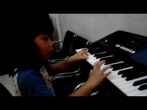 Lihat adik ini baru 4 tahun !!!  mahir main piano