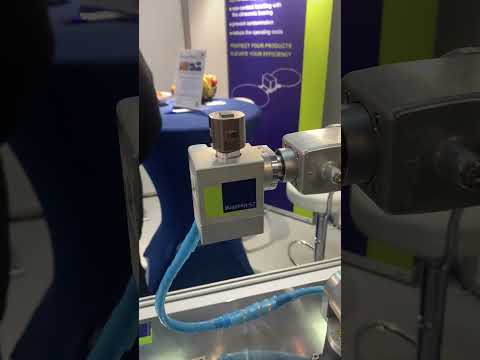 ICチップ・ダイを非接触吸着する新技術 │ ウェーハをダイシングし、小片化したチップをピックアップする珍しい技術を取り入れてます。超音波はチップを押し返す力・バキュームはチップを吸引する力。この組み合わせで非接触チャックします。