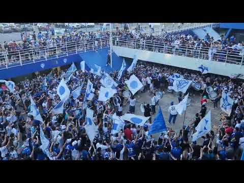 "Aca estoy campeón - Previa hinchada Vélez Sarsfield - El mejor tema de la Argentina" Barra: La Pandilla de Liniers &bull; Club: Vélez Sarsfield