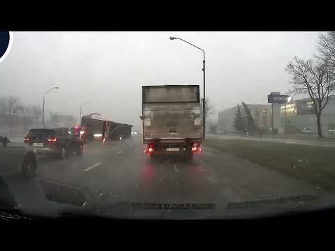 Nawałnica w Warszawie. Wiatr przewrócił ciężarówkę na Puławskiej | FAKT.PL