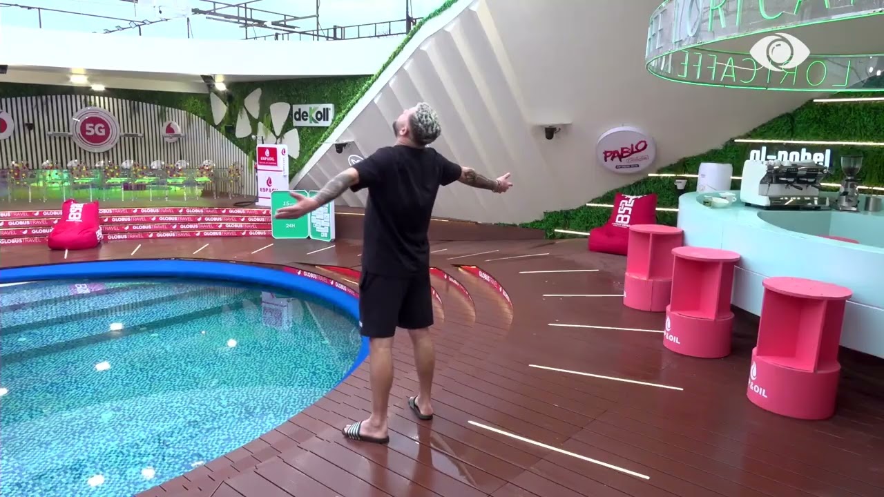 Nis mëngjesi për Luizin, banori këndon në oborr