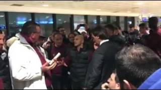 video-tifosi-incontrano-la-squadra-all-aereoporto-di-trapani