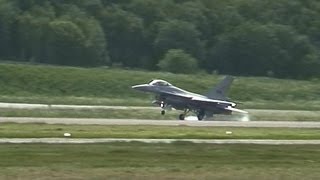 preview picture of video 'F-16 short landing @ Bodø Airshow 2008'