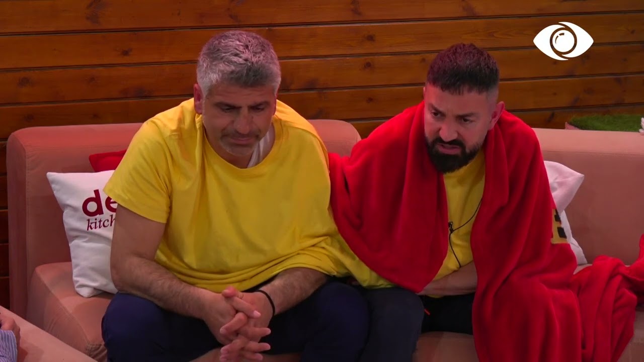 Banorët bisedojnë në verandë