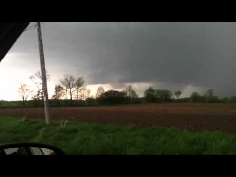 Wall Cloud just formed! Winnebago CTY, WI May 22nd 2011