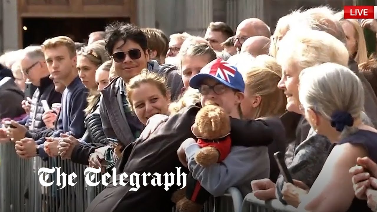 Sophie, Countess of Wessex hugs young royalist while greeting mourners in Manchester - Vimarsana News