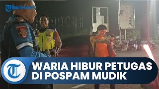 Pengamen Waria Hibur Polisi yang Bertugas di Pospam Mudik, Beri Saweran Sebagai Rasa Terima Kasih