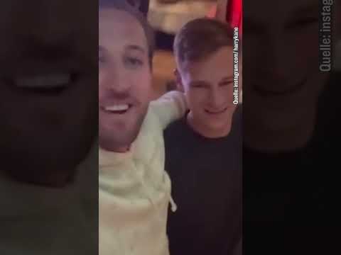 Kane schmettert Queen und bekommt Champagnerdusche: Bayerns feucht-fröhliche Meisterfeier #shorts