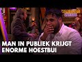 Man in publiek bij Vandaag Inside krijgt enorme hoestbui; Johan geeft hem glaasje water