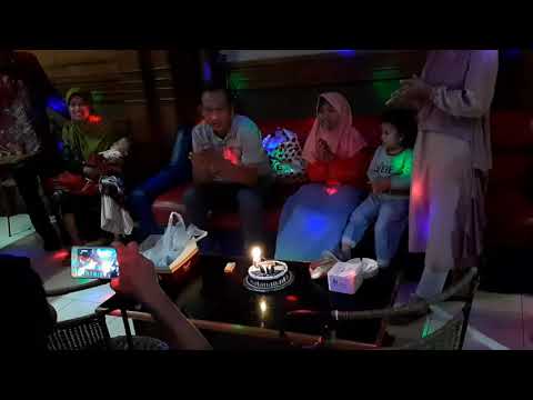 Aisyah lagi menghadiri undangan ultah kakak rara di adelia cafe bjn