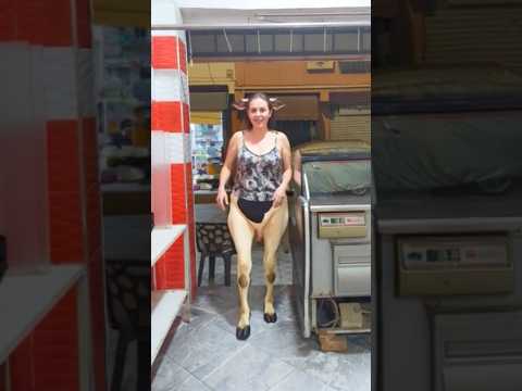 عيشة قنديشة تدخل لمحل الجزارة 😳