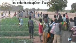 preview picture of video 'Arrosage du jardin de l'école de Sanon, Burkina Faso'