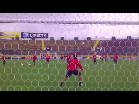 Entrenamiento de Chile en Ecuador.. (Peric al arco)