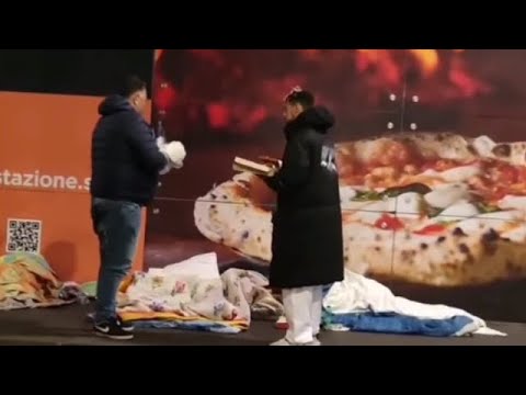 Kevin Malcuit regala pizze ai senzatetto di Napoli