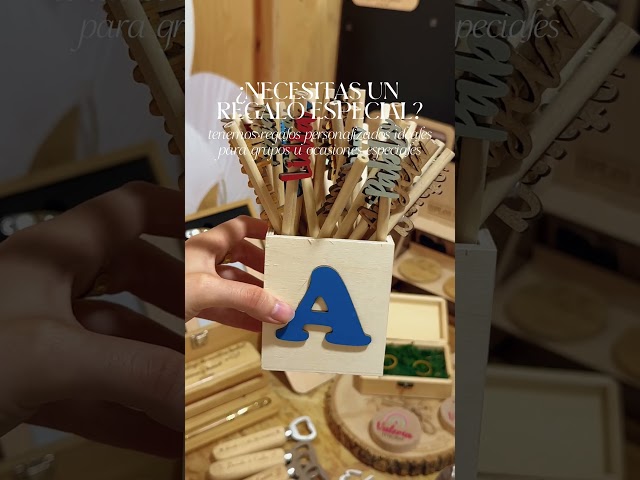 Vídeo relacionado con Letras Decorativas Sempre Junts de Madera para Colgar - Regalo original para la Pareja, Amistades, Família - Sant Jordi - Decoración hogar - en Catalan