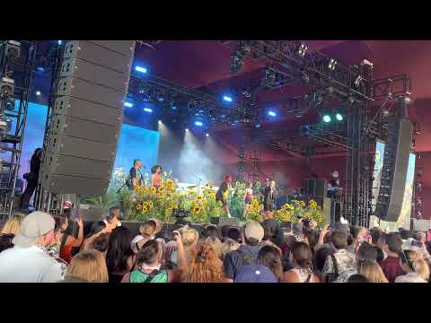 Arlo Parks and Phoebe Bridgers - Black Dog (Live at Coachella 2022)