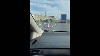 高速道路で横転事故