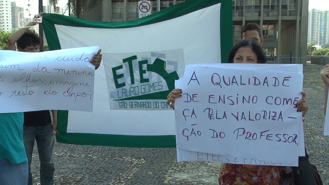 Professores do Centro Paula Souza se reúnem em greve no Paço de Santo André