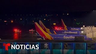 Evacúan a pasajeros de un vuelo por un fuerte olor de humo en la cabina | Noticias Telemundo