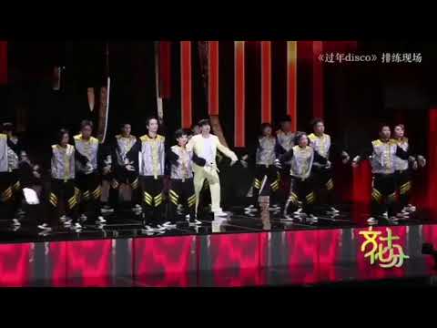 EXO Lay Zhang falls and breaks his knee before performance!!