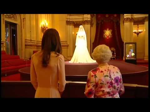 Queen and Duchess view Royal wedding dress