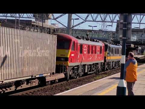 4M25 - DB90s - Bumblebee3 (90020) leading Christine (90037) on Daventry bound blue boxes on time