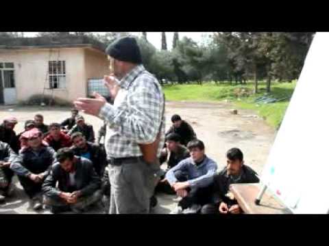 درس عسكري نظري يلقيه المقدم عبيد عبيد على مقاتلي لواء أحفاد الصحابة في أحد المعسكرات