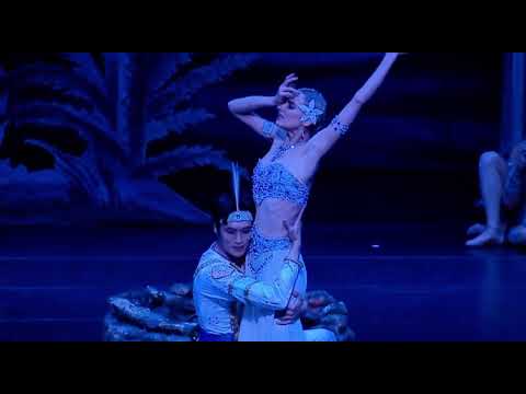 LA BAYADÈRE - Pas de Deux Nikiya & Solor - Act 1 (Irina Kolesnikova & Kimin Kim)