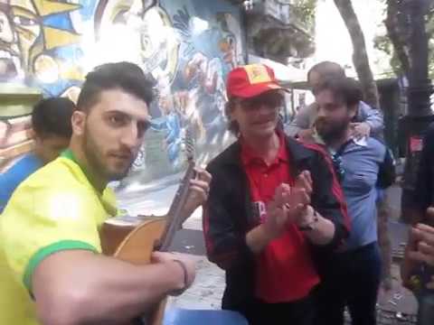 Juerga en la calle .Gitanos en Buenos Aires .