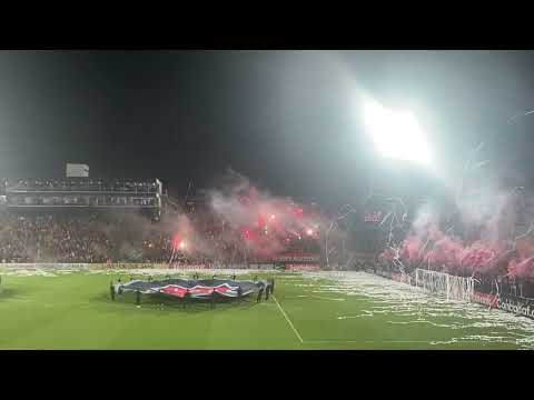 "Mejor recibimiento de Alajuelense contra Olimpia en CONCACAF League (02.11.2022)" Barra: La 12 • Club: Alajuelense