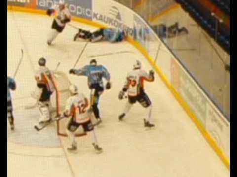 Tuukka Mäkelä taklaa omaa pelaaja