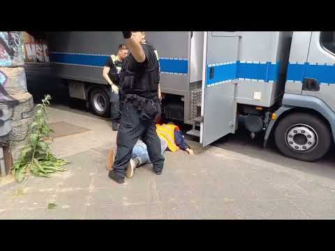 Polizisten schleifen Protestierenden Letzte Generation in Gefangenentransporter