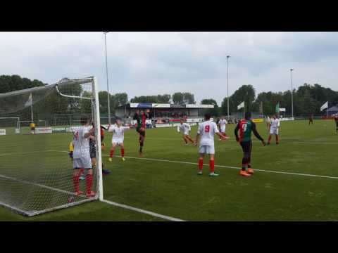 FC Aalsmeer- Hsv Zuidvogels. Kans uit hoekschop voor Eder Medino Delgado.