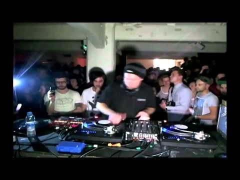 DJ Shadow showing off skills @ Vengaroom