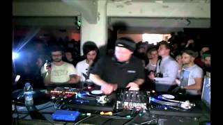 DJ Shadow showing off skills @ Vengaroom