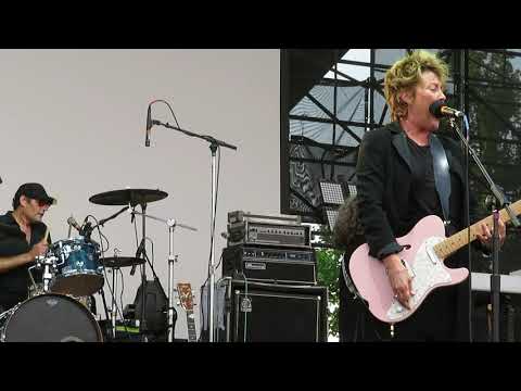 Katrina Leskanich - Walking On Sunshine @ Farm Bureau Insurance Lawn 8/2/17 Indianapolis