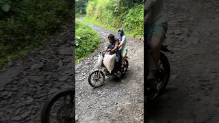 Download lagu Menegangkan Jalan Ekstrem Yang Dilalui Keluarga Ini Di Pedesaan #shorts #fyp #jalan #viral #village mp3