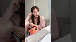 ［TikTokライブ］ブラ紐を脱ぐ短パン美女