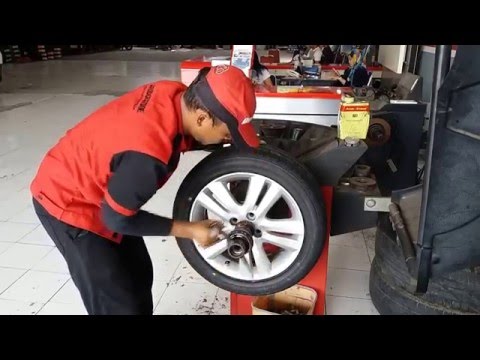 Balancing car wheels with wheel balancing weight