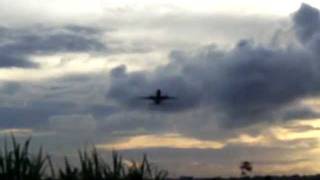 preview picture of video 'British Airways 777 climbs out of Piarco'