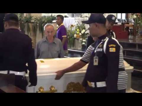 Penutupan Peti Jenazah. Misa Requiem ibu Florentina Lanita di grj St Yoseph Plg.