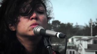 La Luz - I Wanna Be Alone (With You) (Live on PressureDrop.tv)